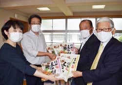 五平餅を手渡す鈴木社長ら（右手前）
