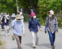 高遠城址公園から歩き始める参加者