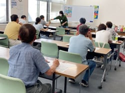 農薬の実物を見せながら説明する山口講師