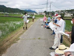 営農技術員の説明を聞く参加者