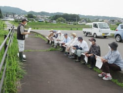 営農技術員の説明を聞く参加者