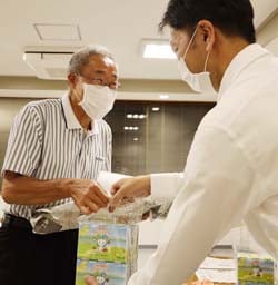 委員に出席の御礼を手渡し、日頃の事業運営への協力を感謝した支所運営委員会（JA茅野中央支所）