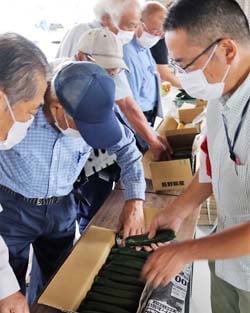 荷造りを確認する生産者