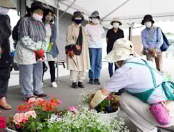 JAファーム職員より寄せ植えについて学ぶ参加者ら