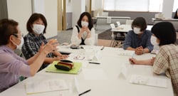 グループワークで意見を交わす普及員
