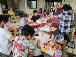 つるし飾り作りに取り組む参加者