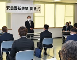 塾生を激励する佐藤塾長（中央）