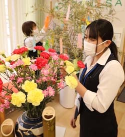 管内産カーネーションと七夕飾りで支所を盛り上げる富士見町中央支所