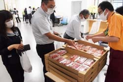 食堂前に出張したおよりてふぁーむのさくらんぼ販売