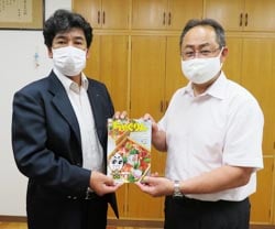 『ちゃぐりん』を手にする寺澤専務理事(左）と中沢校長先生