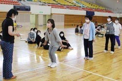 ジェスチャーゲームを楽しむ部員