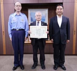 JAを代表し、表彰を受ける小松組合長（中）