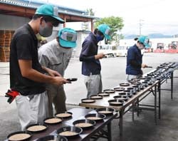 品質検査を進めるJA農産物検査員