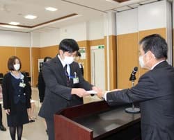 寺沢組合長から辞令を受け取る新採用職員