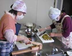 下漬した梅の種を取り出す作業を行う参加者