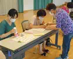 ボンボンにエアプランツを挿す参加者