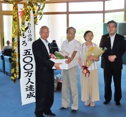浅沼組合長（左）から記念品を受け取る二山さん