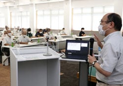 小林氏の講演に耳を傾ける農家組合長