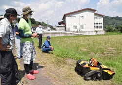 実際に操作を体験する生産者