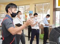 店内を説明する市川店長（左）