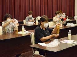 しょう油こうじを作る参加者