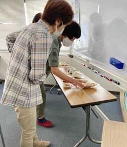 乾燥野菜の実物を見て学ぶ参加者