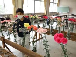 1点ずつ、日持ち検査を行う矢沢担当