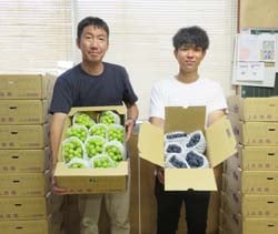 今シーズンの初荷に期待を込める塩原剛さん（左）と果実担当の角谷慎さん（右）
