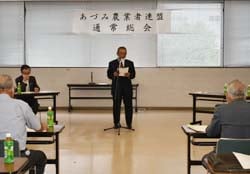 総会で意気込みを述べる倉科委員長（中央）
