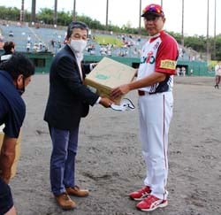 柳澤監督（右）に桃を贈呈する寺沢組合長（左）