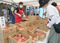 「赤い屋根」直売所で桃を買い求める利用者