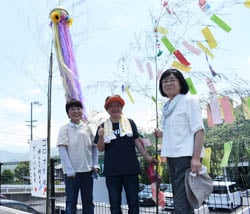 みんなの思いが詰まった七夕飾り完成に笑顔のJA女性部阿南支部役員（中央：林支部長）