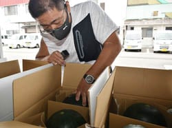 傷の有無などを確認するJA職員