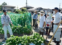 栗林さん（左）の話を興味深く聞く参加者ら