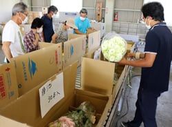 出荷規格を確認する生産者ら