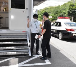 案内係りのJA職員を脅す犯人役