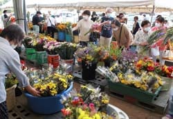 新鮮な切り花を買い求める利用者