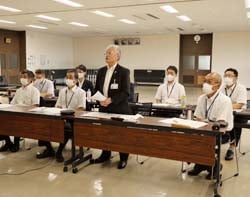 オンラインで各市場に管内農産物を売り込むJA役職員