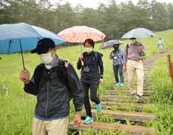 各々のペースで入笠湿原の散策を楽しむ参加者