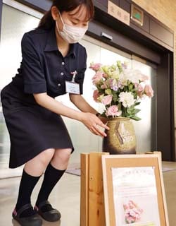 金融部入口に管内産のトルコギキョウを飾る伊藤さん