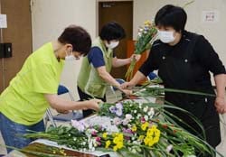 講師に教わり供花を作り上げた