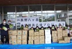 施設前での提供時の写真