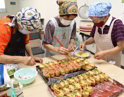 協力し合いながら料理をつくる参加者