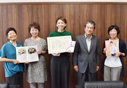準大賞を受賞した伊久間弥生さん（中央）