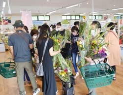 選んだ花を手に持つ客