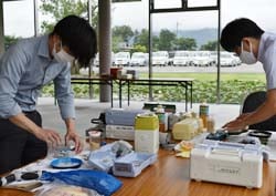 水分計を検査する担当者ら
