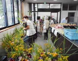 盆花を買い求める来店客