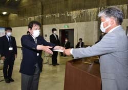 千國組合長（右）から辞令を受け取る勝野さん