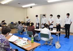 相談窓口となる担当職員を女性部員に紹介