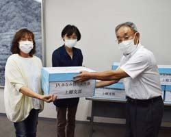 中島会長（右）へタオルを寄付した北原支部長（中）と大島副支部長